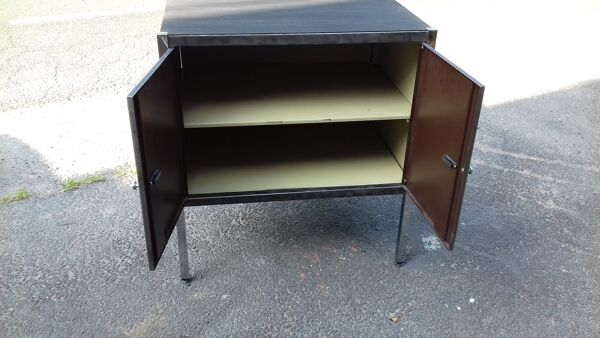 Meuble industriel genre buffet vers 1960 en acier poli et vernis mat