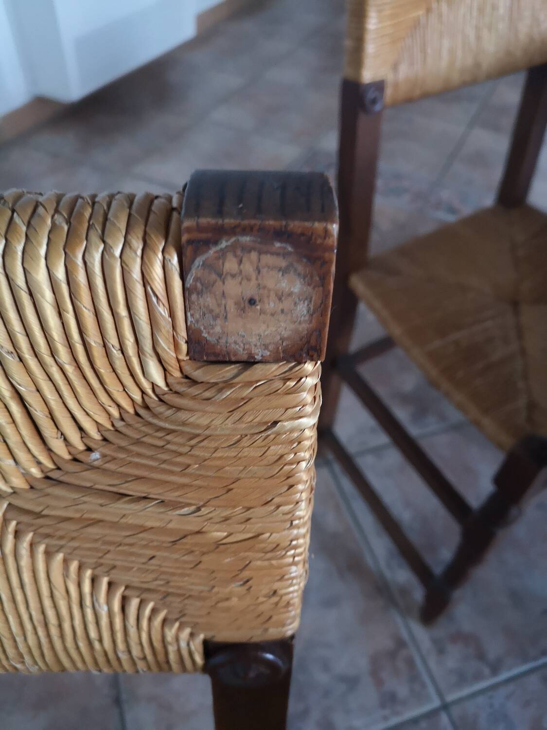 Set of 5 straw chairs