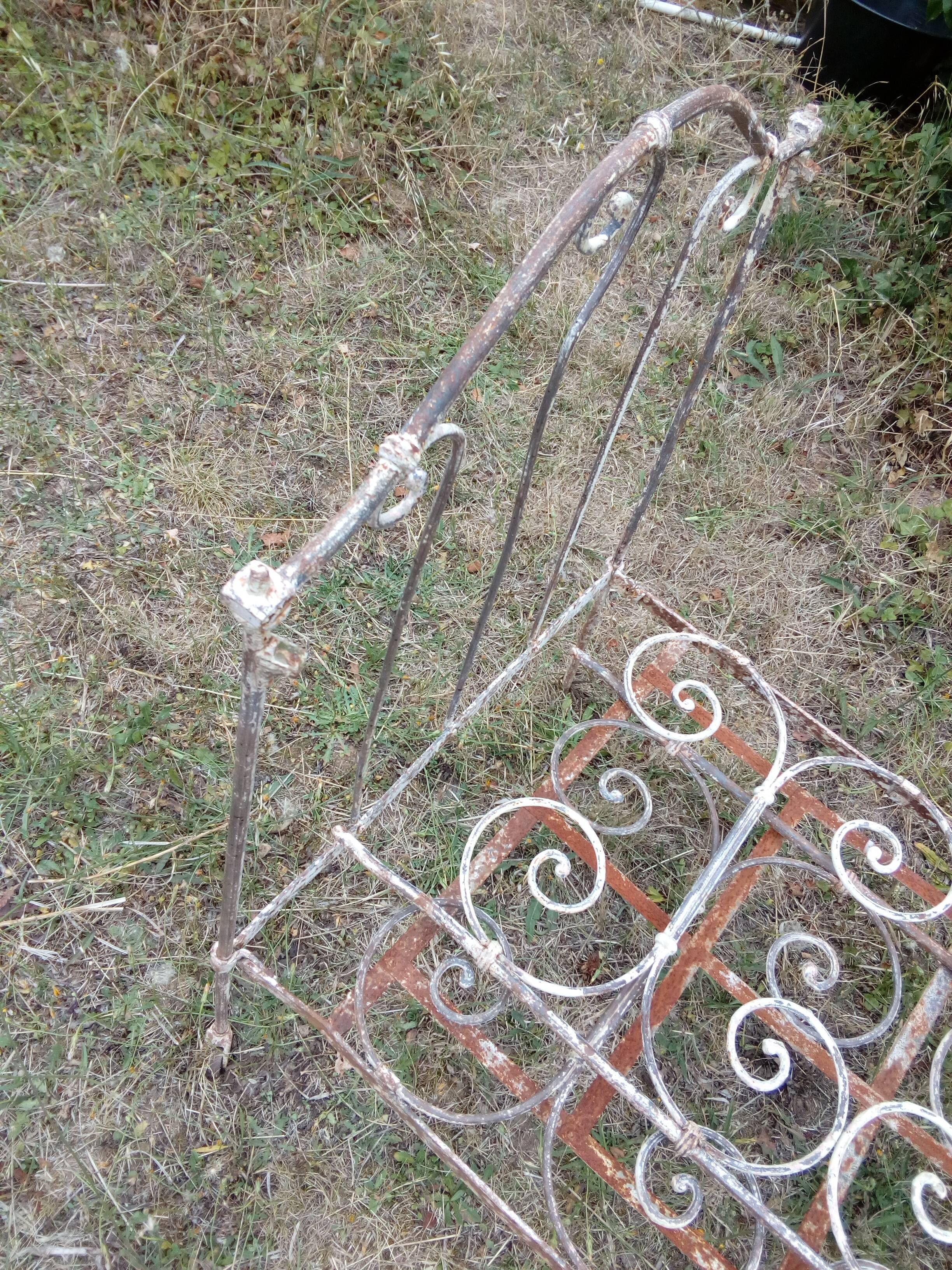 Cage iron crib