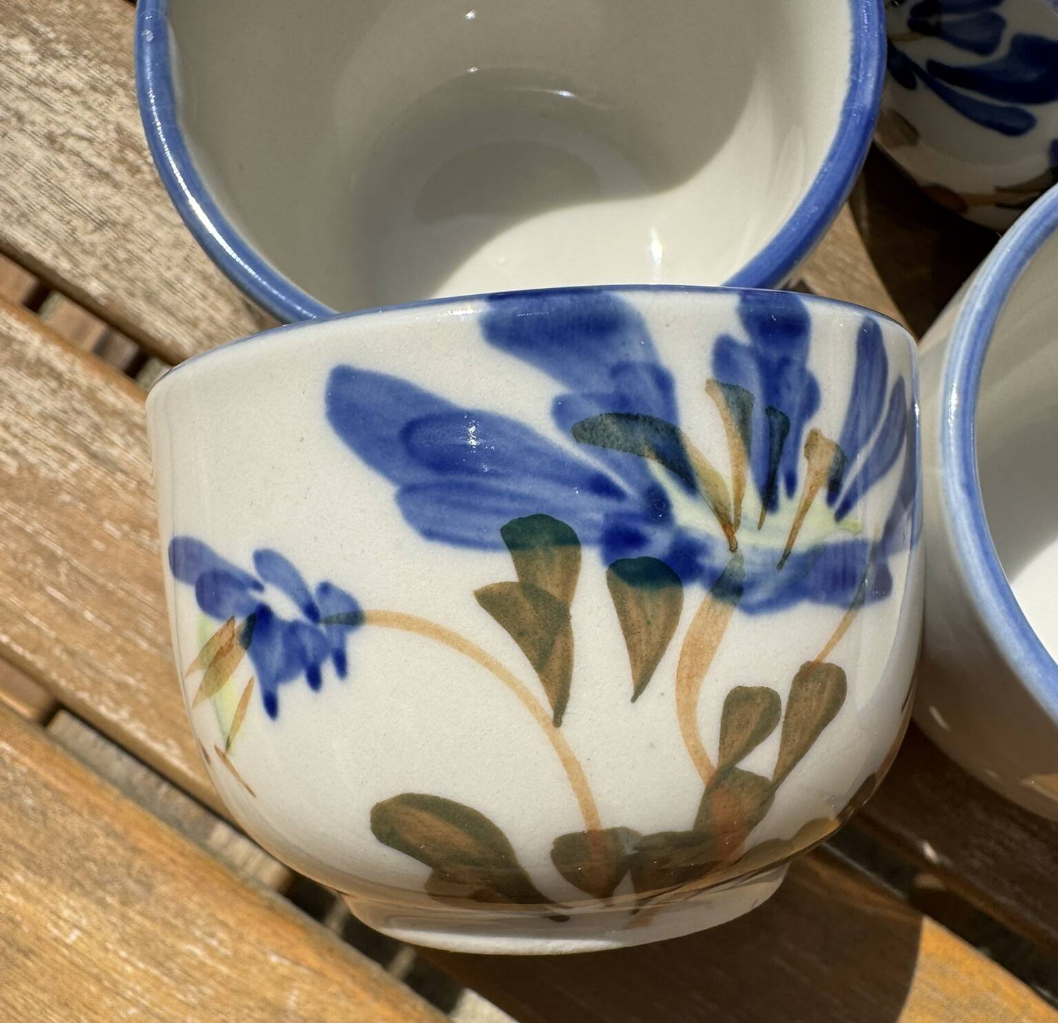 Vintage ceramic tea set for 6 bowls and a teapot.