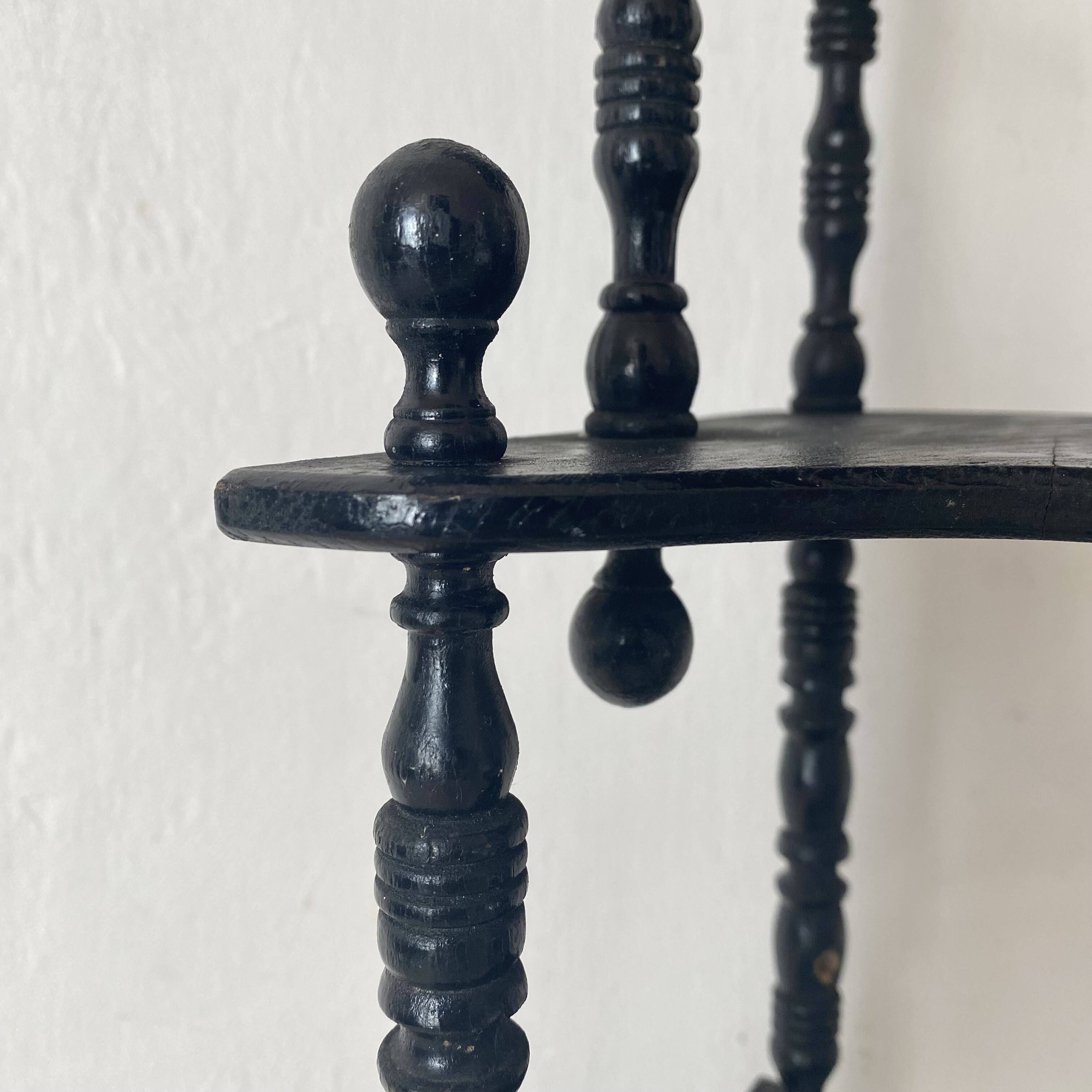 Corner shelf to place or hang in black lacquered wood