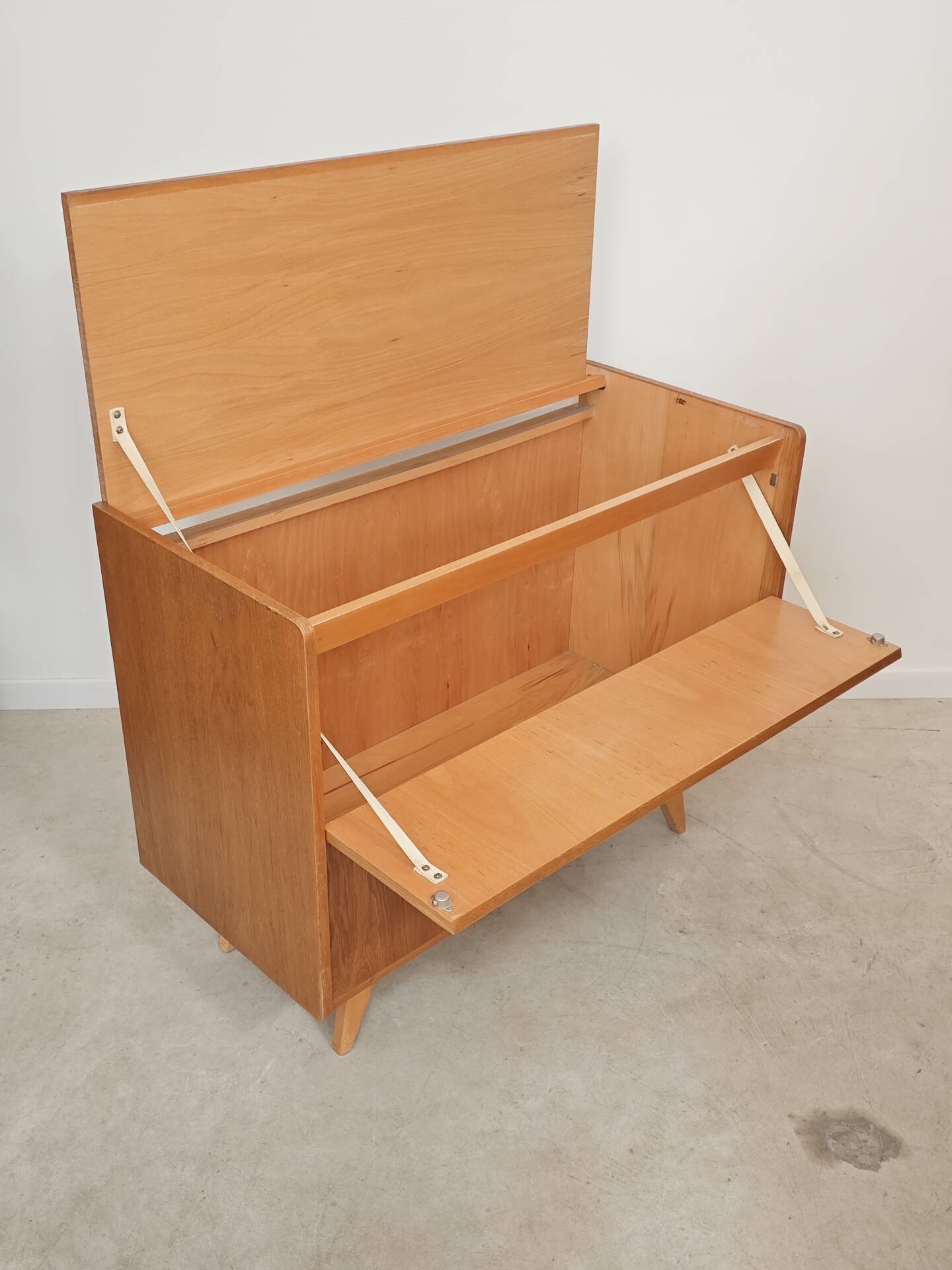 Coffre rangement / mini bar U459 par Jiri
Jiroutek pour Interier Praha