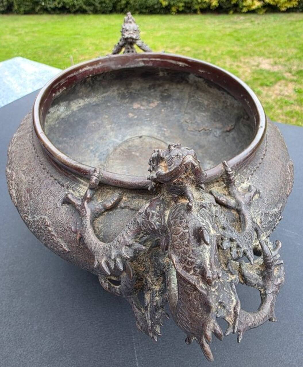 Dragon basin - large planter - in bronze, Meiji period