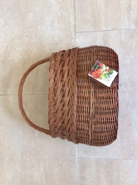 Panier ancien en osier tressé