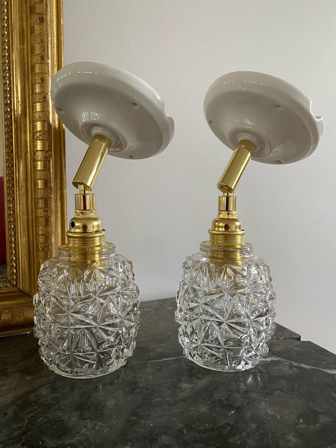 Paire d’appliques murales avec globes vintage en verre