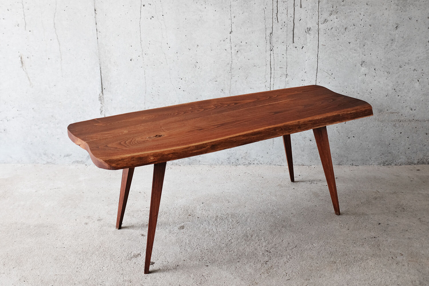 Table basse en bois brut forme libre et pieds compas années 50 60
