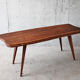 Table basse en bois brut forme libre et pieds compas années 50 60