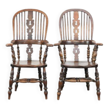 Ensemble de deux chaises Windsor à dossier haut anglaises antiques du XVIIIe siècle.