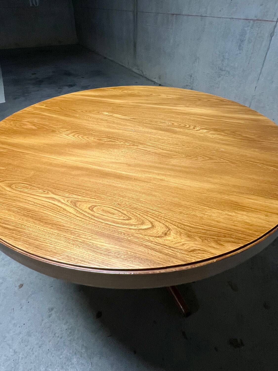 Baumann dining room round table