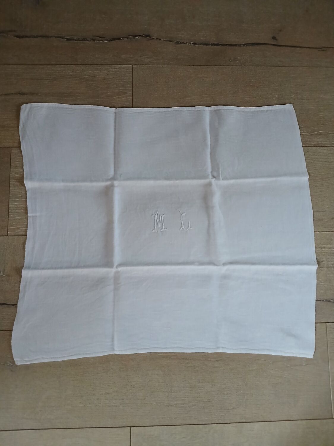 7 napkins with embroidered initials ML