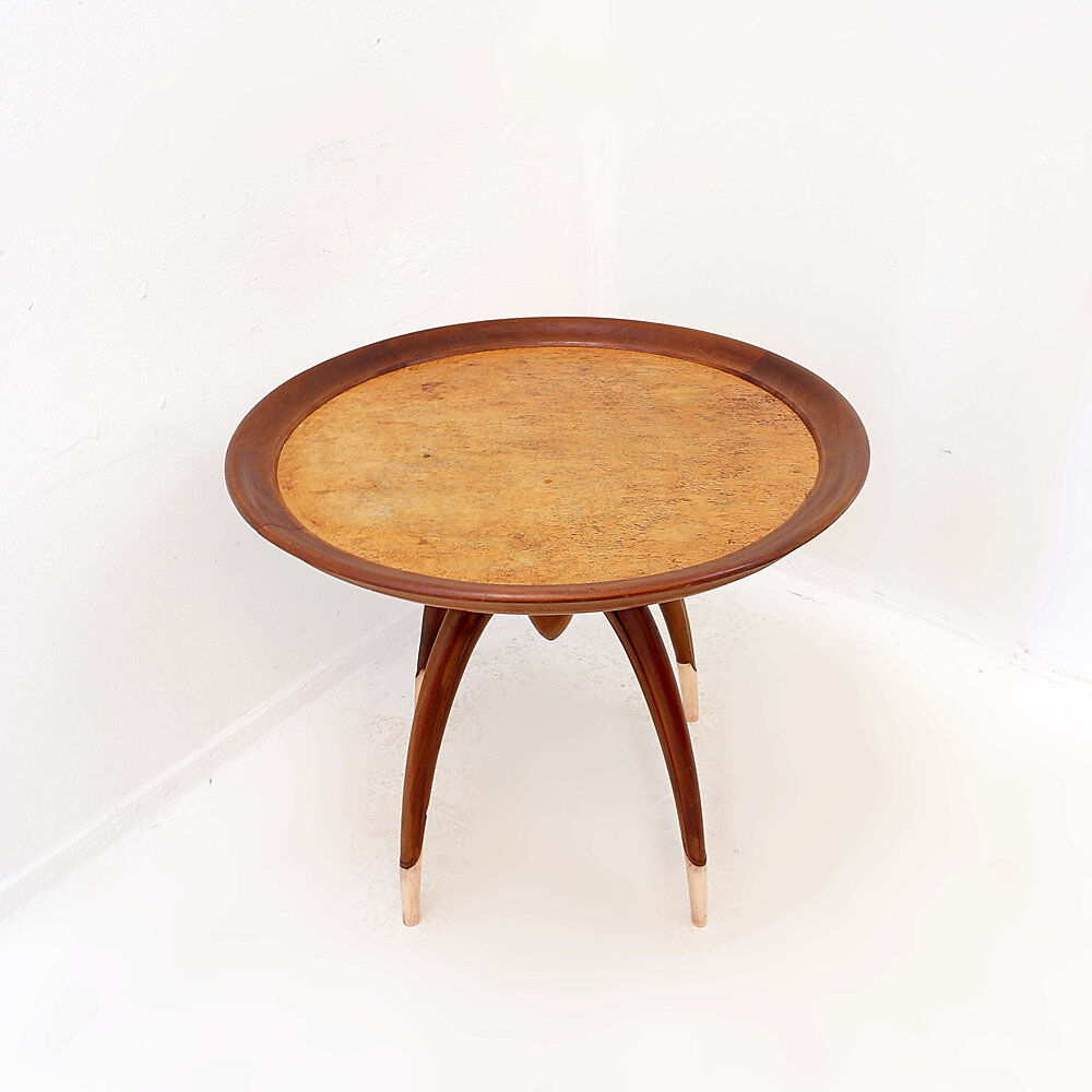 Round Art Deco side table in wood with curved legs and brass feet.
