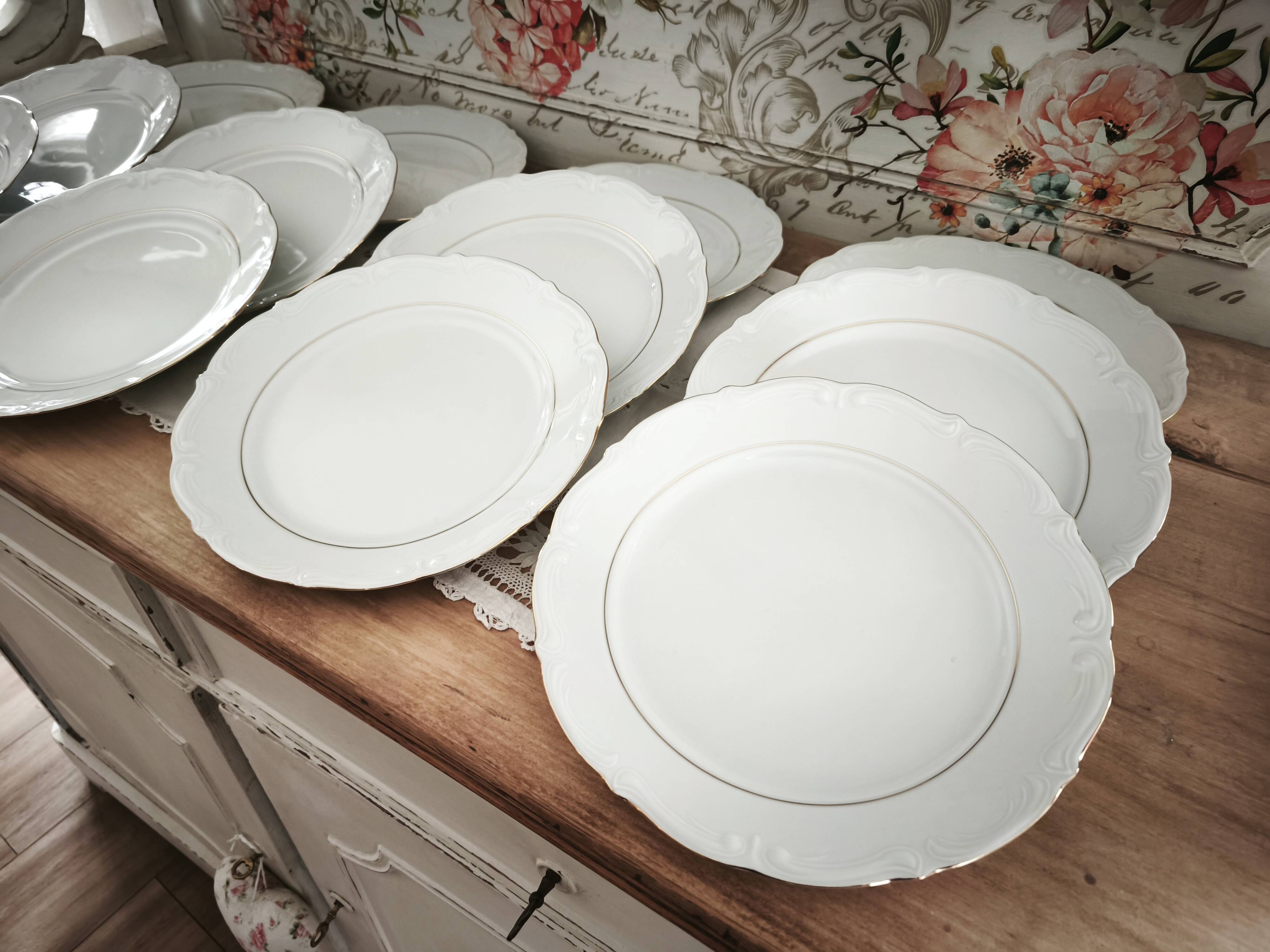 12 flat plates in porcelain with double gold rim.