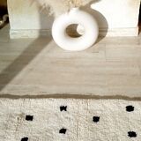 Berber carpet Béni Ouarain with large black and white polka dots and thick wool