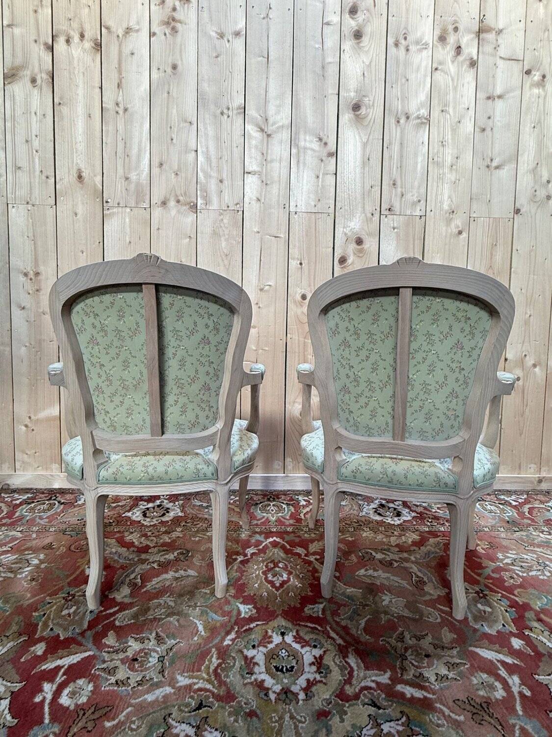 Paire de fauteuils cabriolets – Style Louis XV – Hêtre aérogommé – Tissu fl
