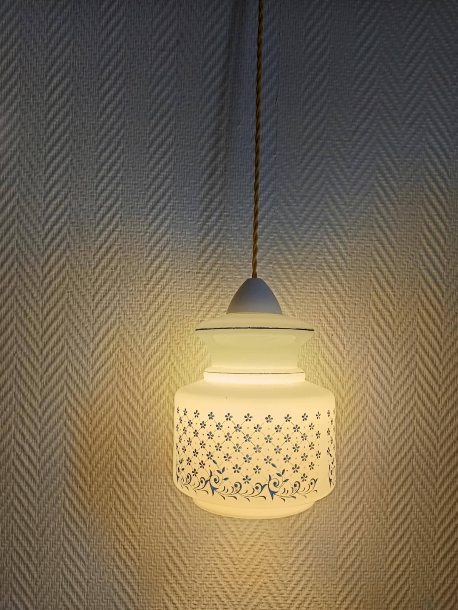 Vintage floral portable lamp