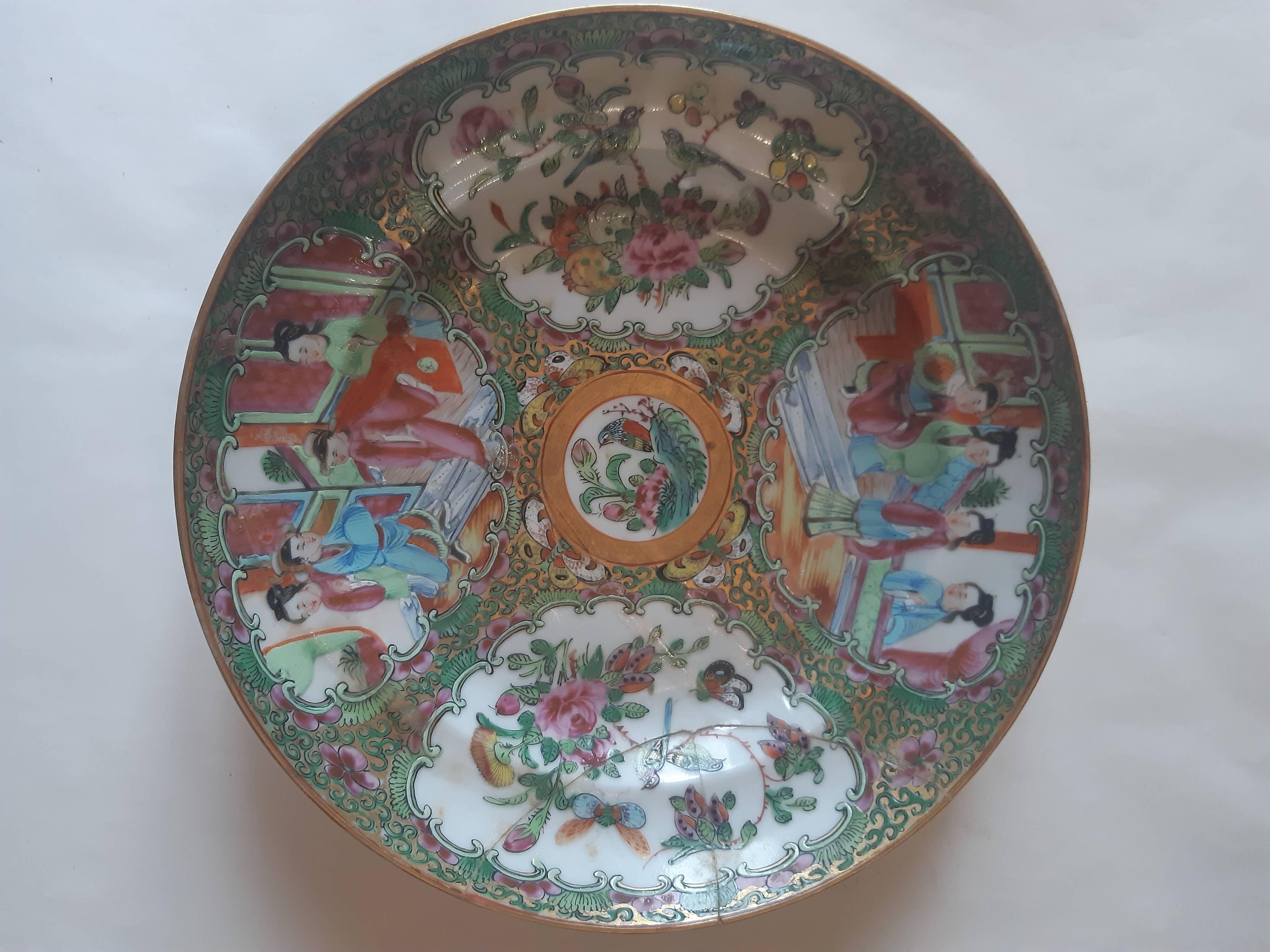 Assiette de collection japonaise, scène de vie et nature. Restaurée.