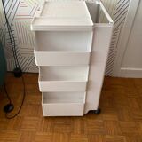 Bobby trolley architect serving trolley