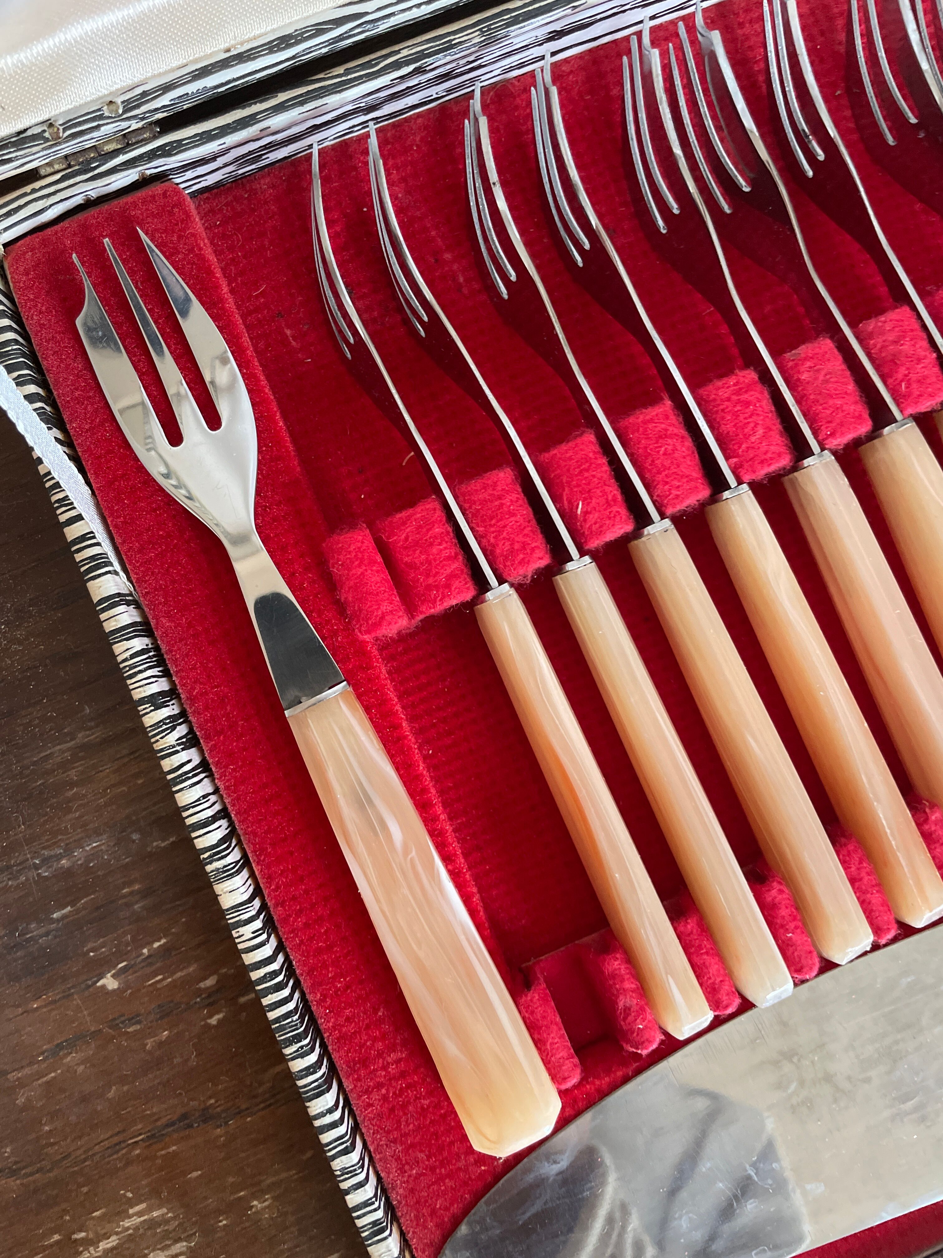 Pie shovel and forks