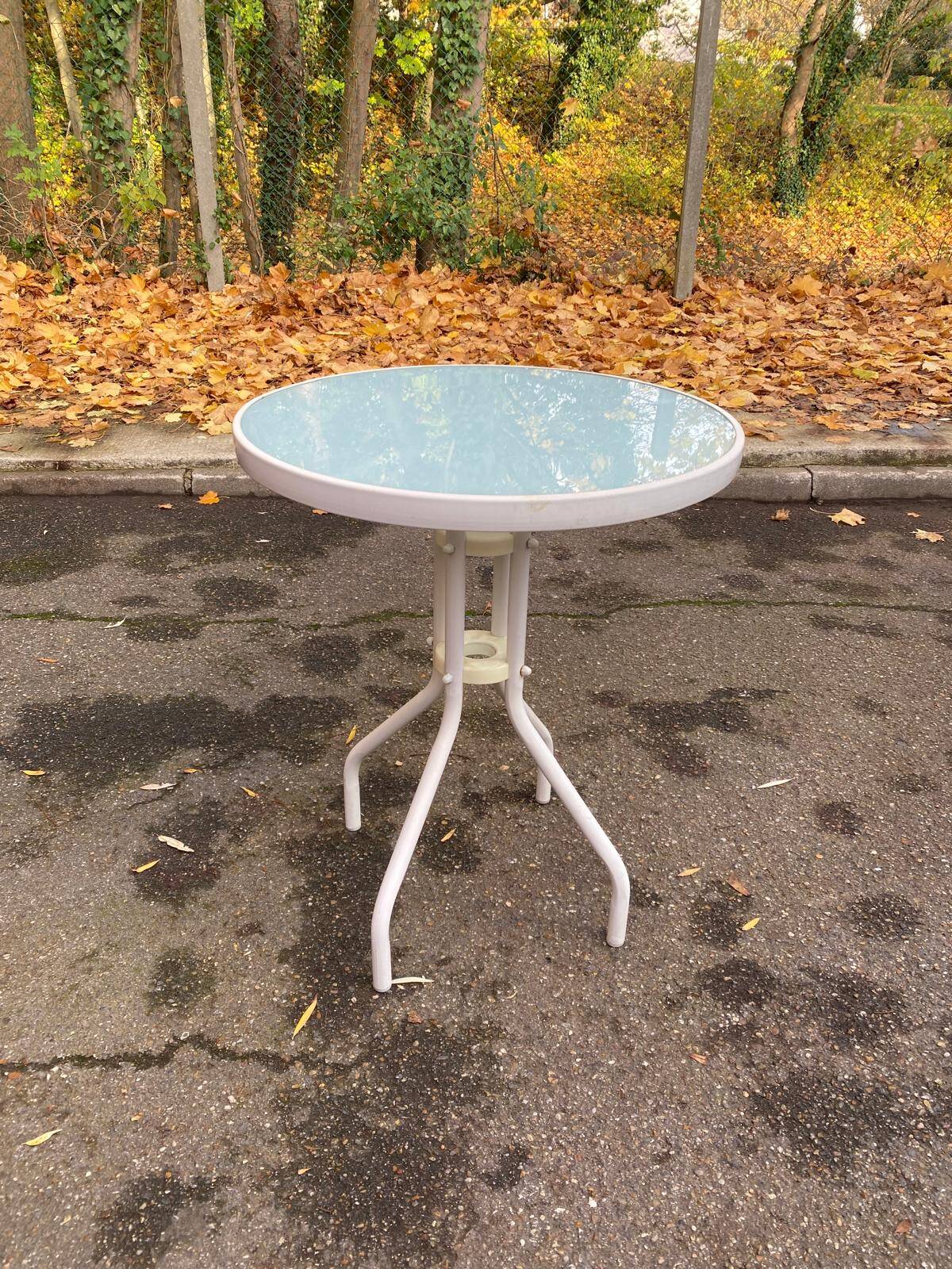 Round bistro table in steel with tulip base and glass top, 60cm
