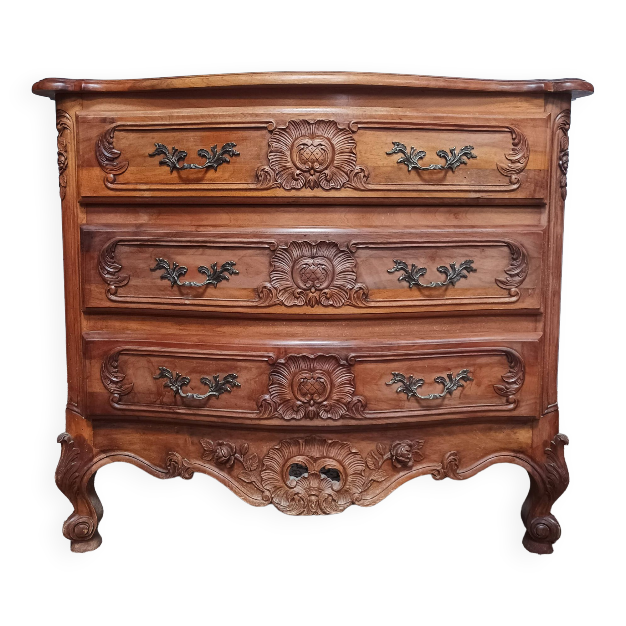 Commode Rocaille en noyer sculpté XXème