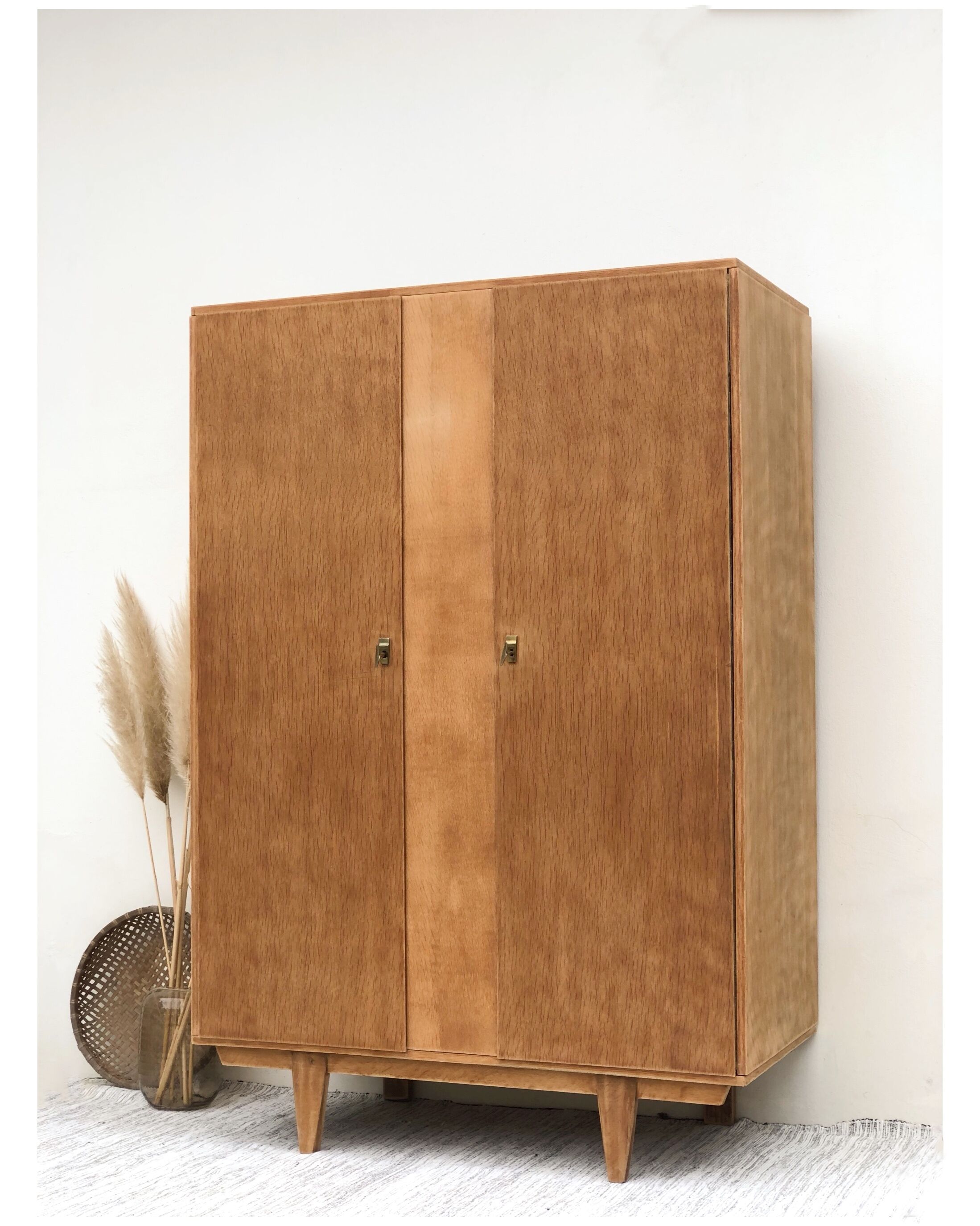Armoire vintage
