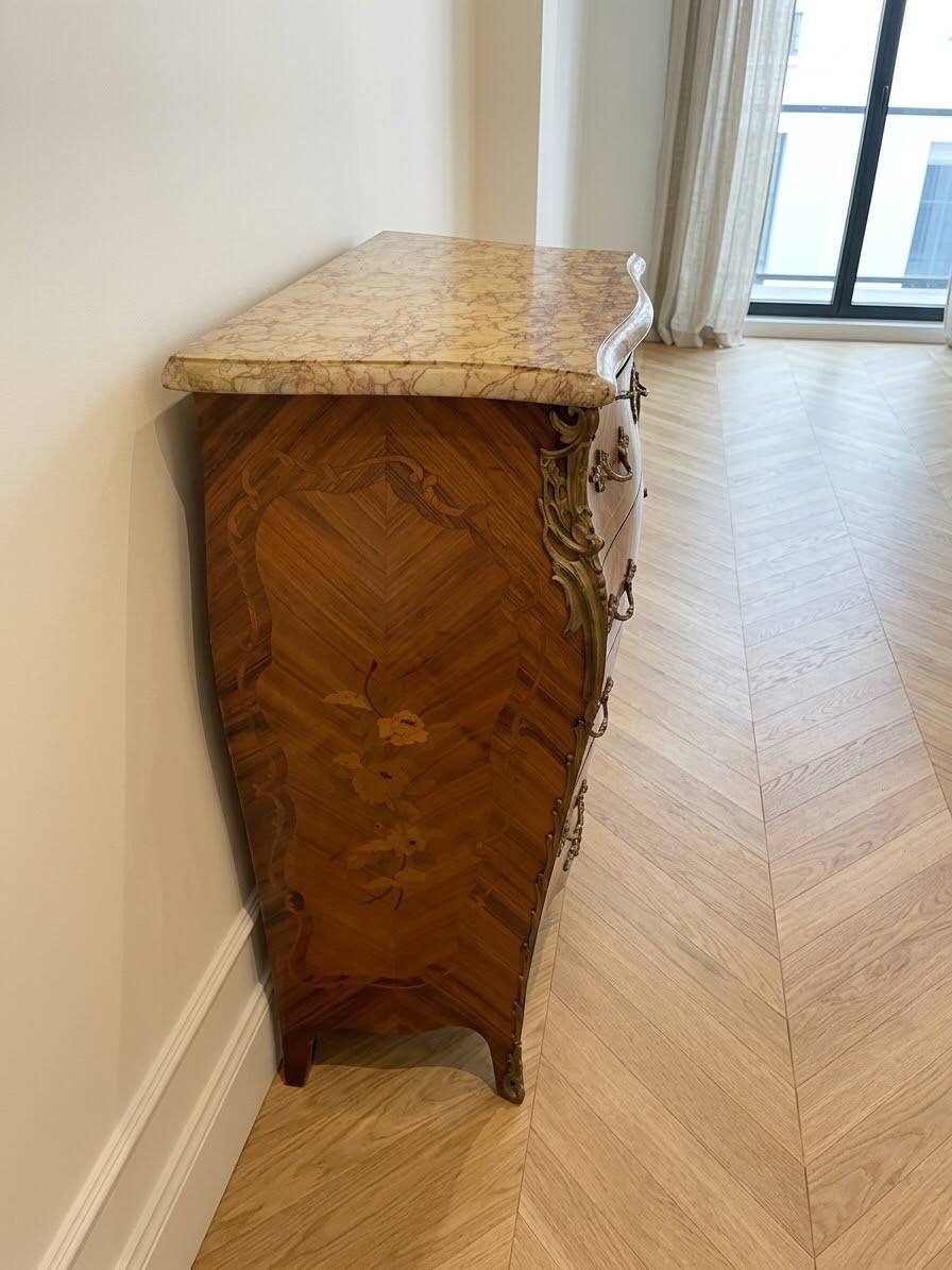 Chiffonnier galbé Louis XV en bois de rose et marbre beige