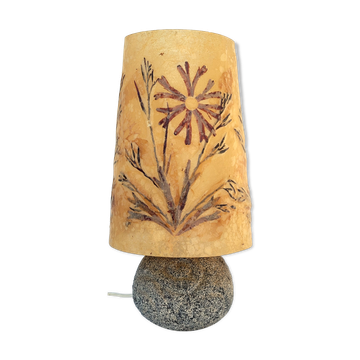Lampe en granite avec triskell grave abat jour resine inclusion fleurs 1960