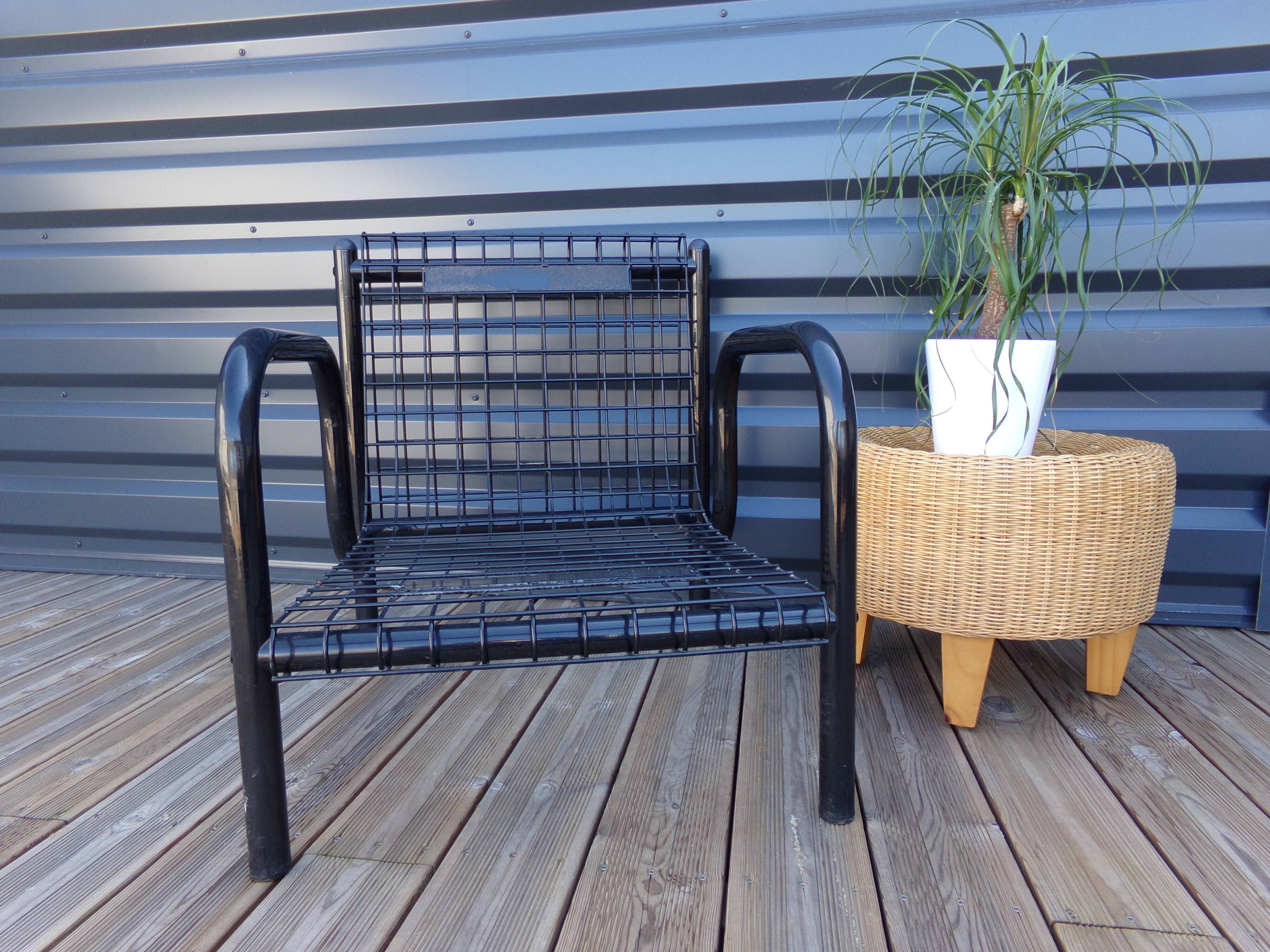 Duo de fauteuils noirs "grillage" en métal