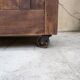 Buffet bas en bois massif sur roulettes – style industriel & campagne