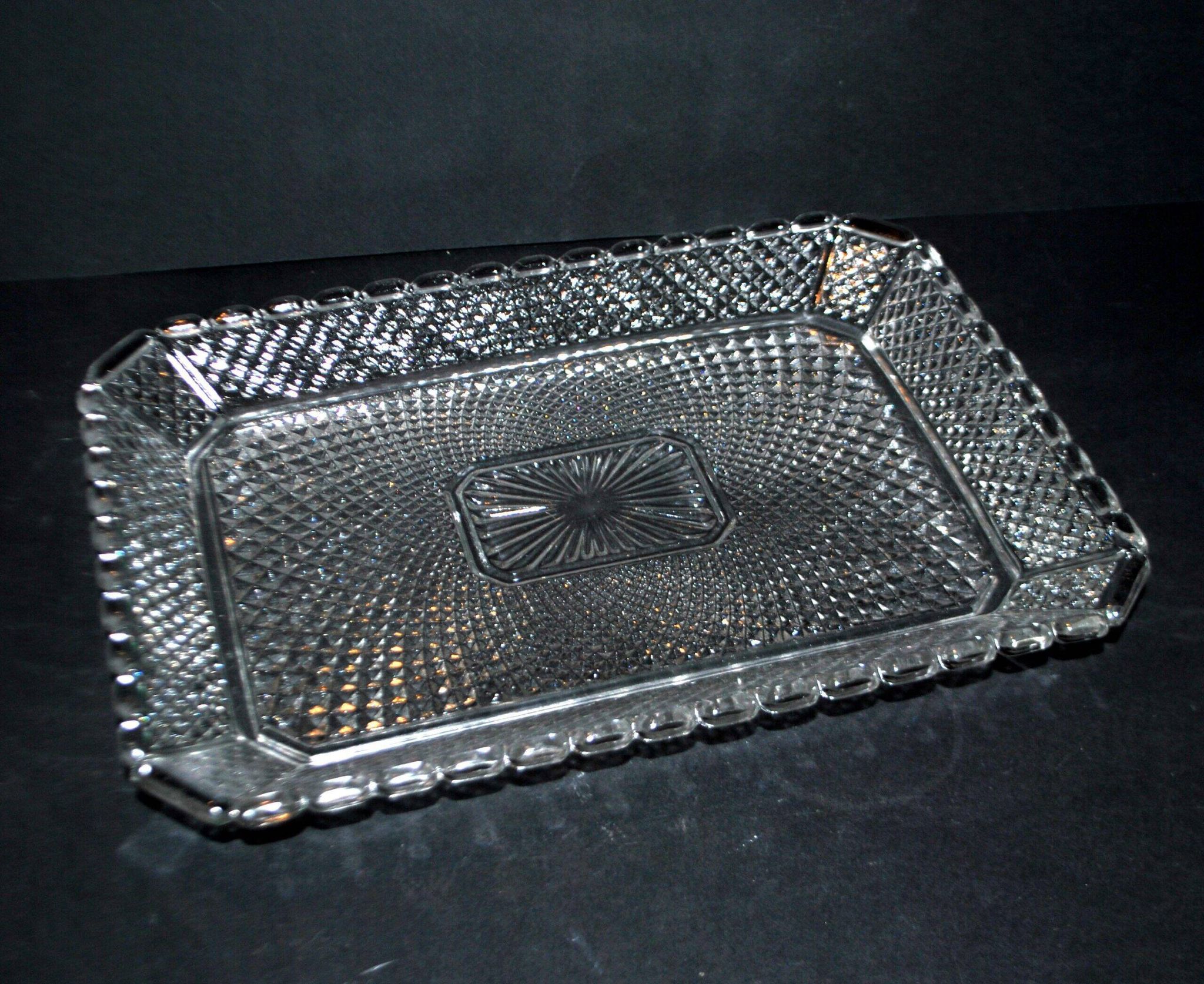 Plateau ancien en cristal moulé rectangulaire 1920