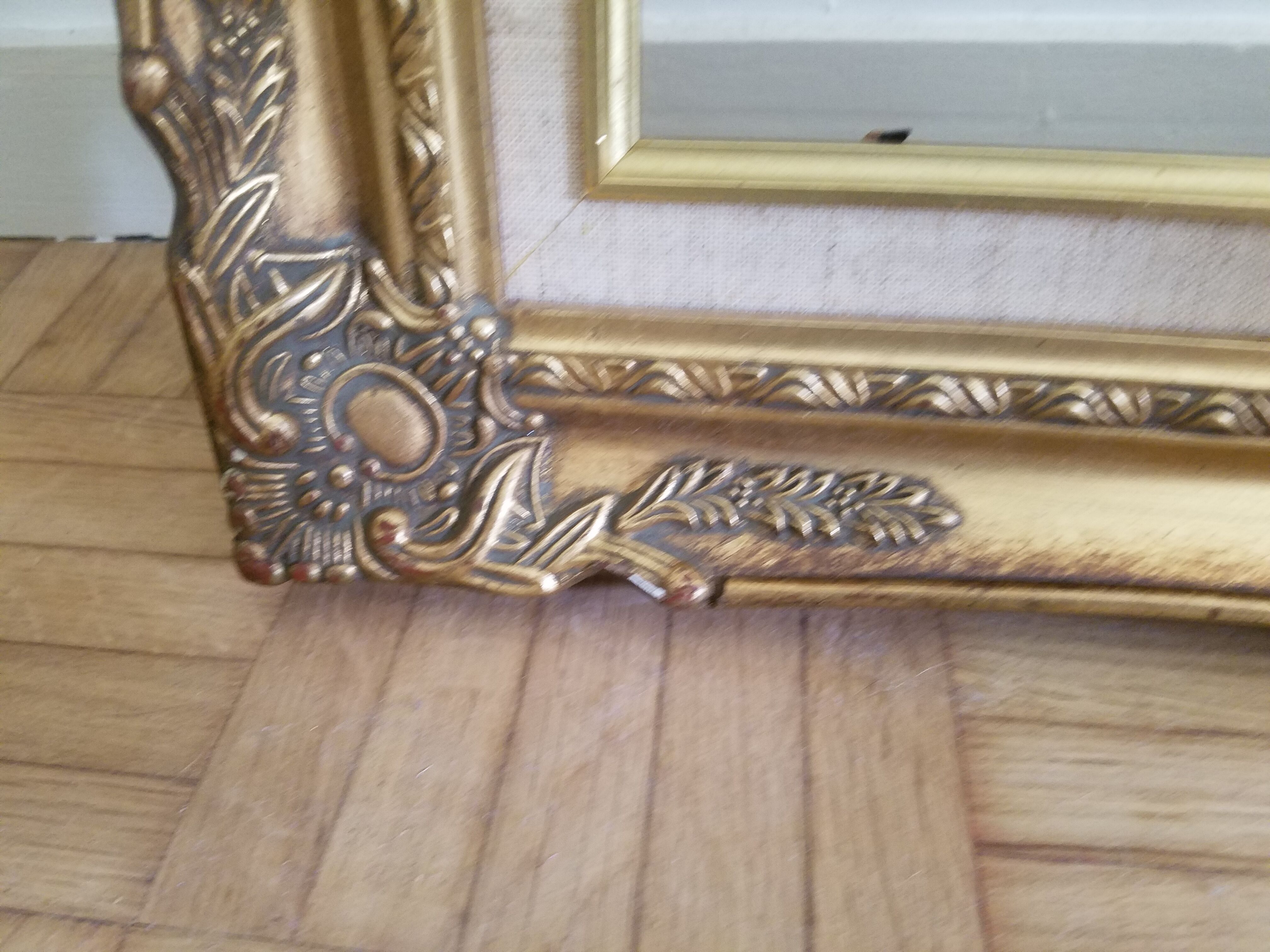 Old gilded frame in solid wood and plaster.