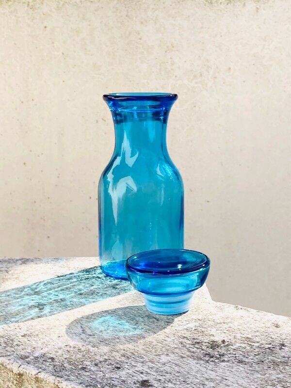 La carafe bleu en verre