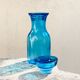 La carafe bleu en verre