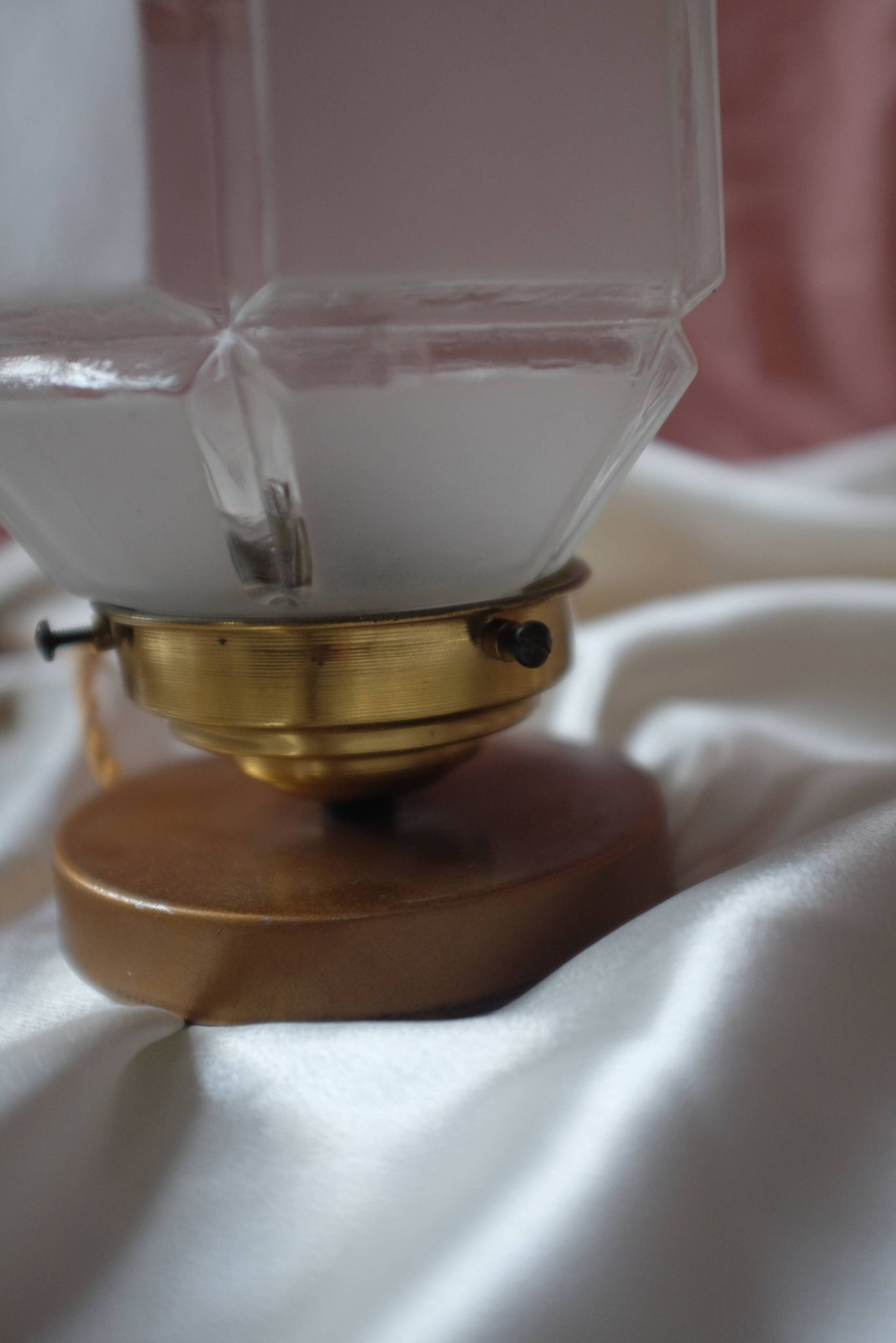 Lampe à poser et son globe vintage