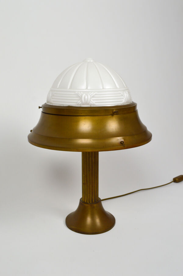 Lampe Art Déco en laiton patiné et verre moulé, vers 1930