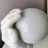 Lampe murale en céramique en forme de main avec sphère de verre années 80