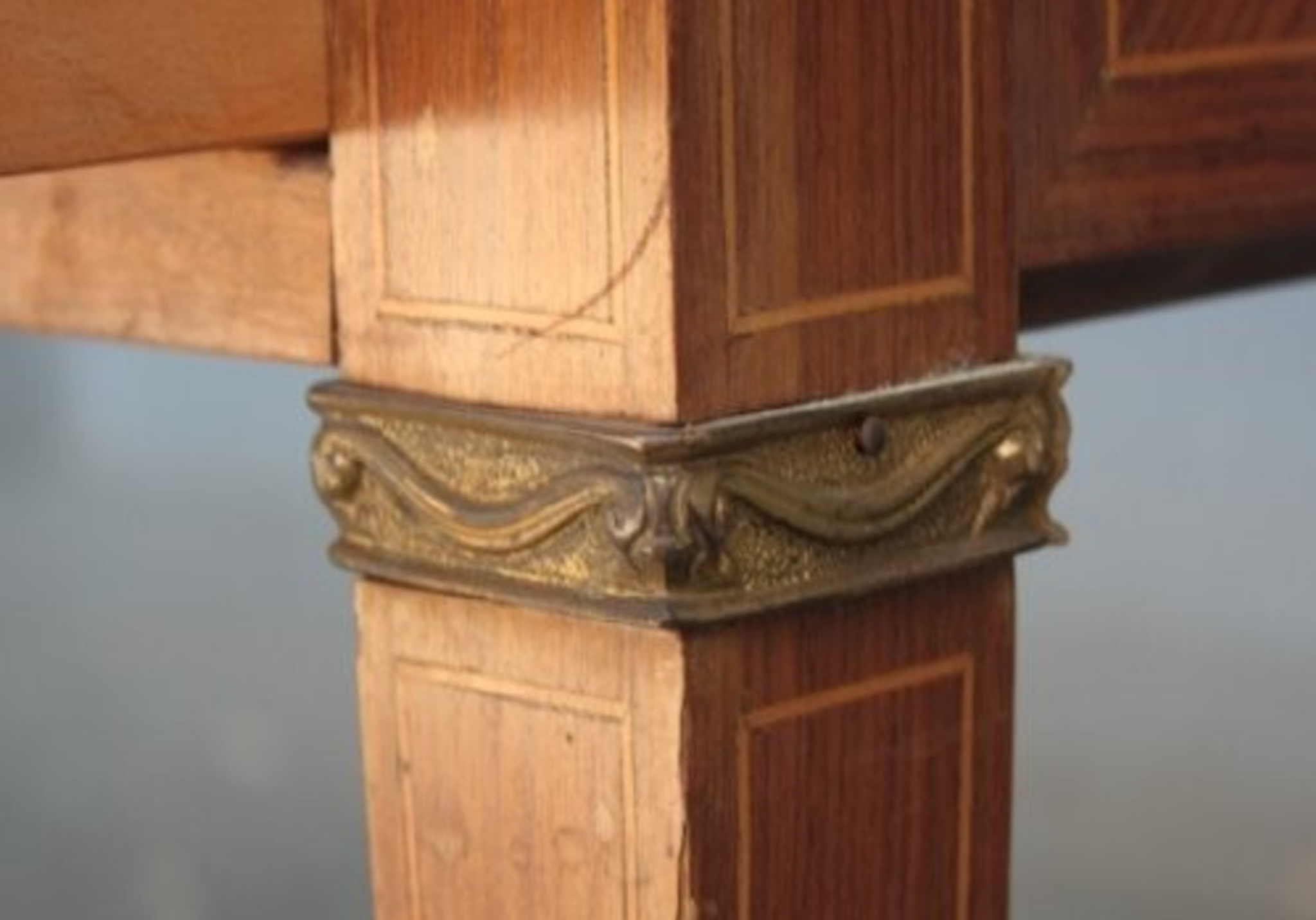Bureau de style Louis XVI plaqué acajou