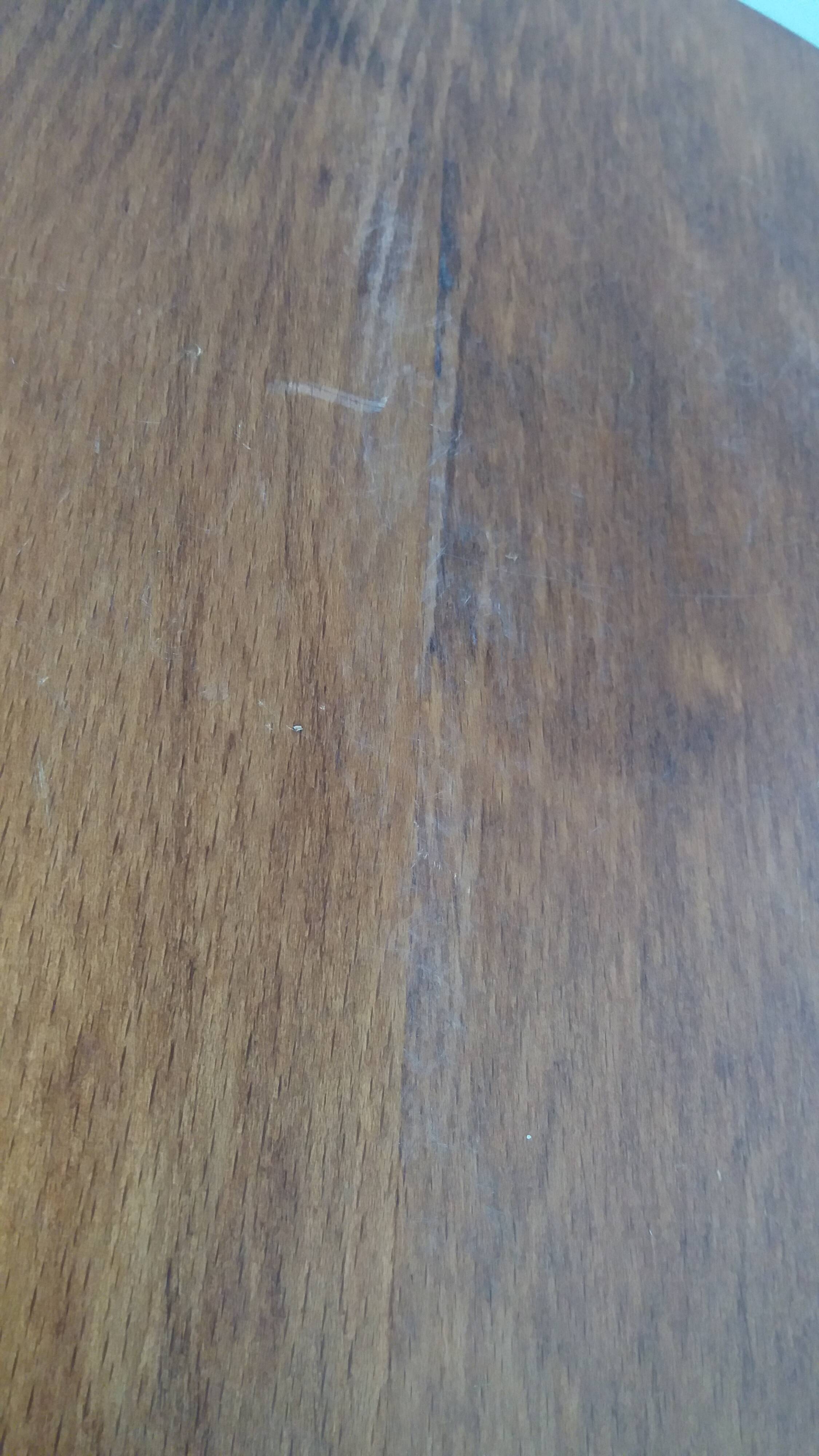 Round pedestal table in solid wood