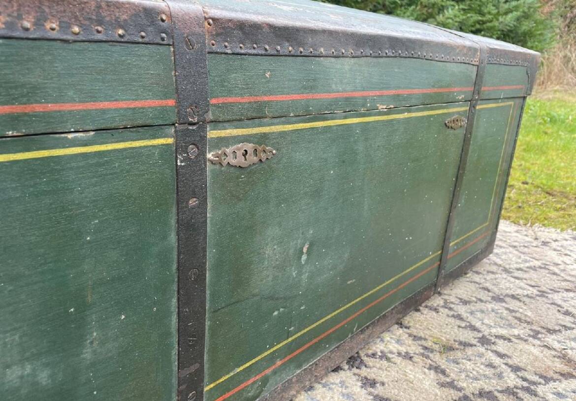 Vintage trunk from the early 19th century