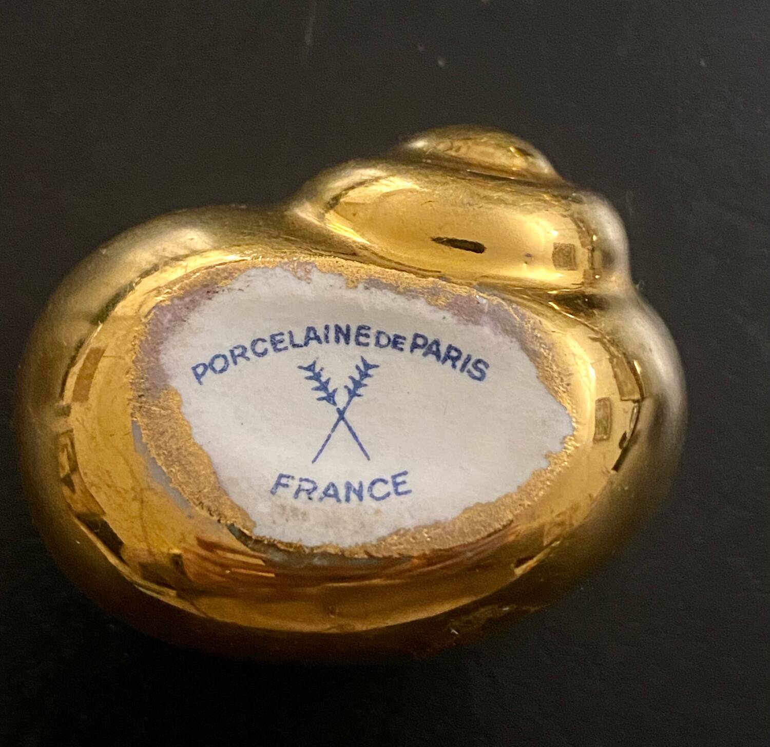 2 Snail-shaped salt pots in gold-colored porcelain