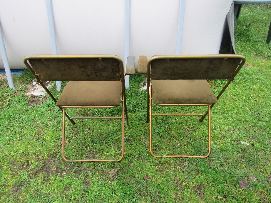 2 folding chairs