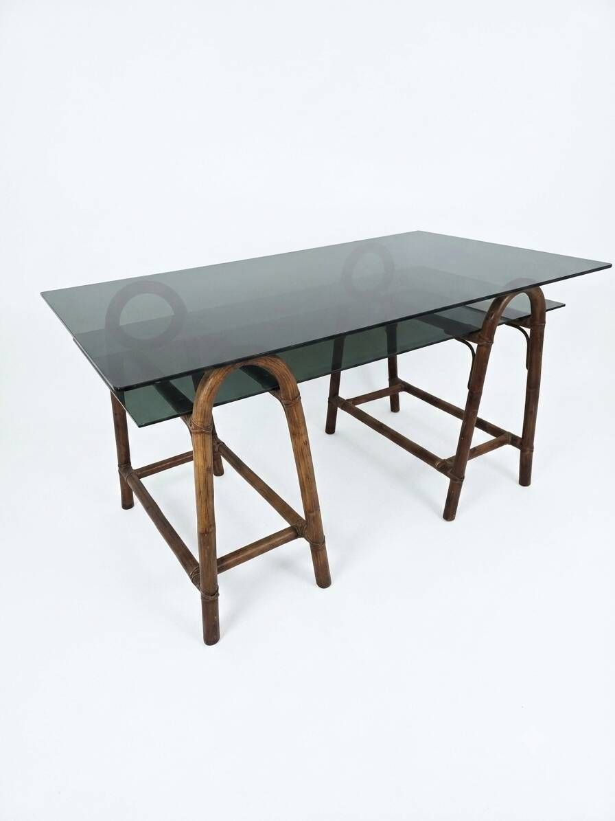 Bureau en rotin double plateau en verre fumé, années 70.