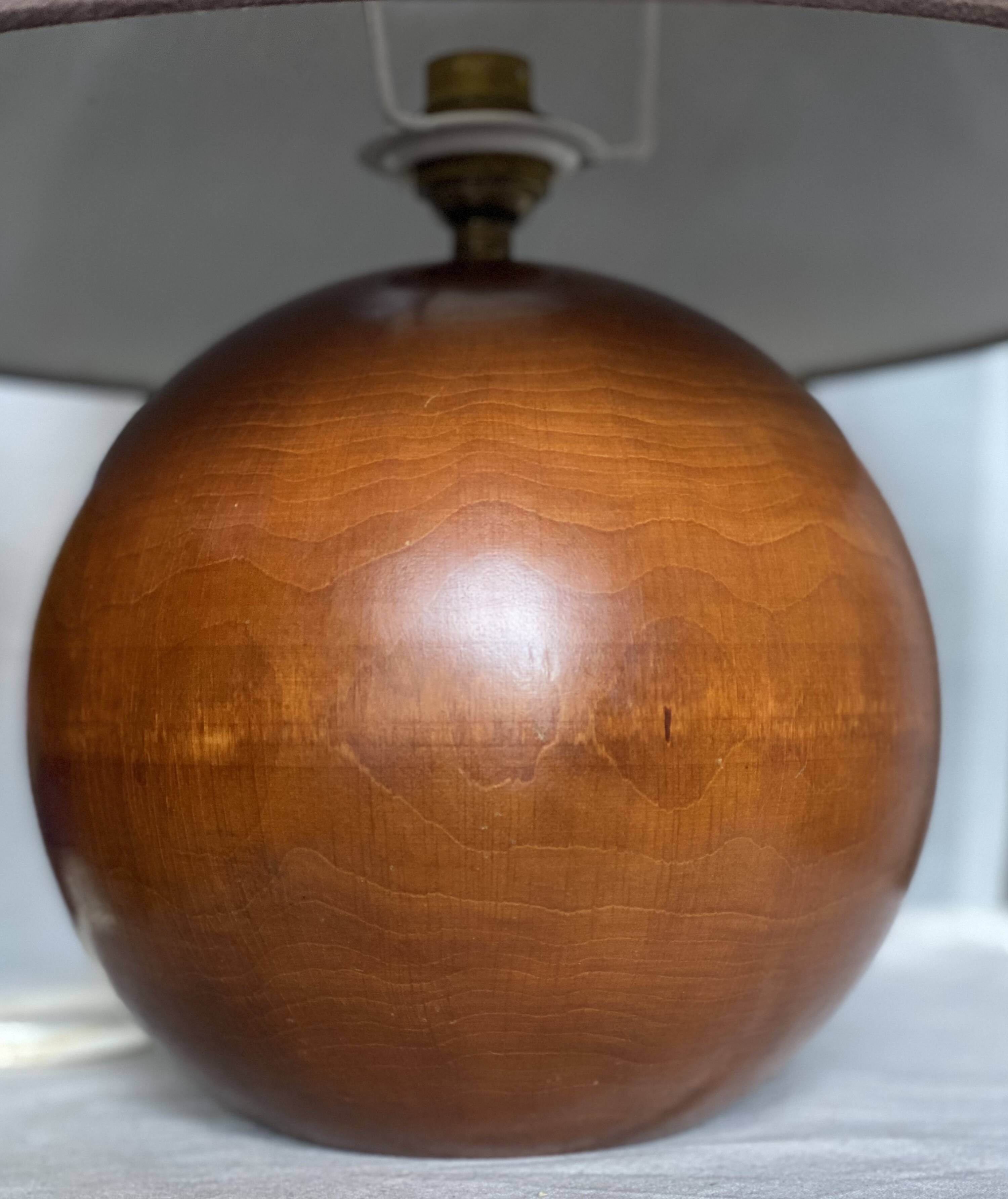 Lampe boule bois tourné vintage 1970