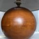 Lampe boule bois tourné vintage 1970