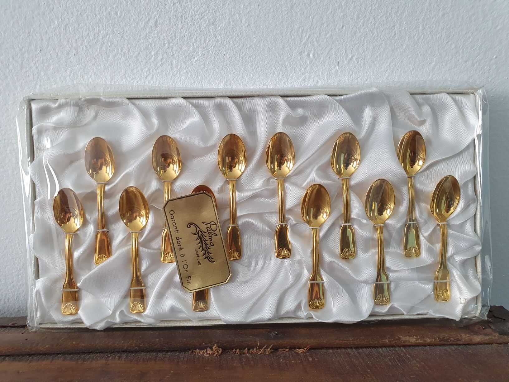 12 small spoonfuls a mocha in golden metal