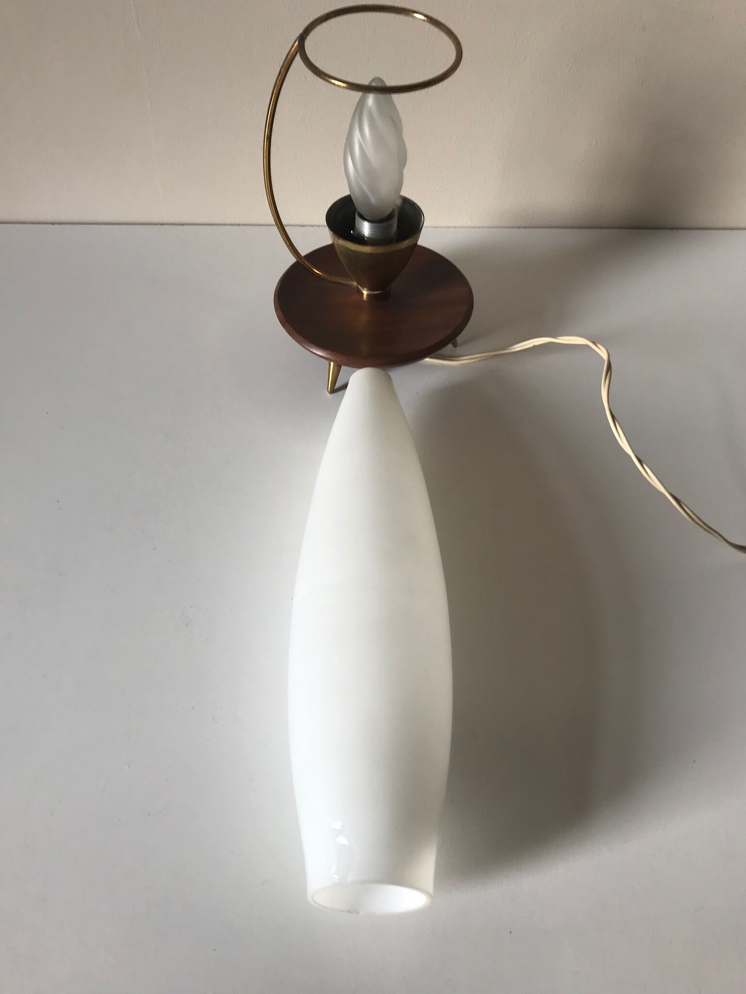 Lampe tripode teck et opaline vintage 1960