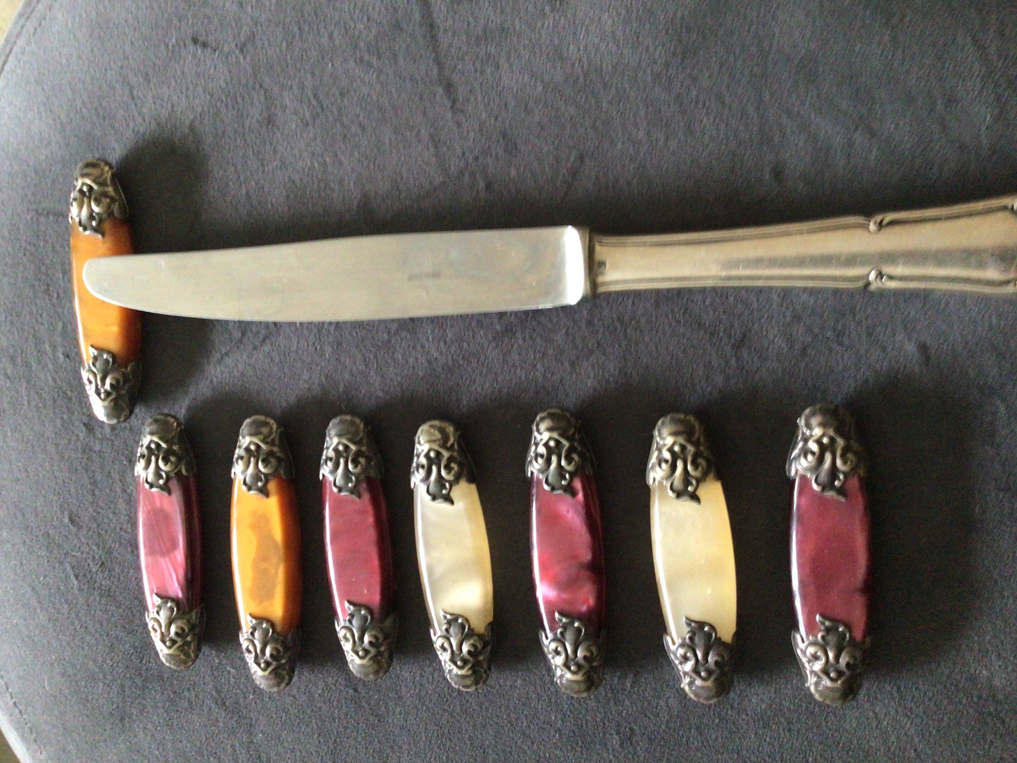 Baroque knife holder