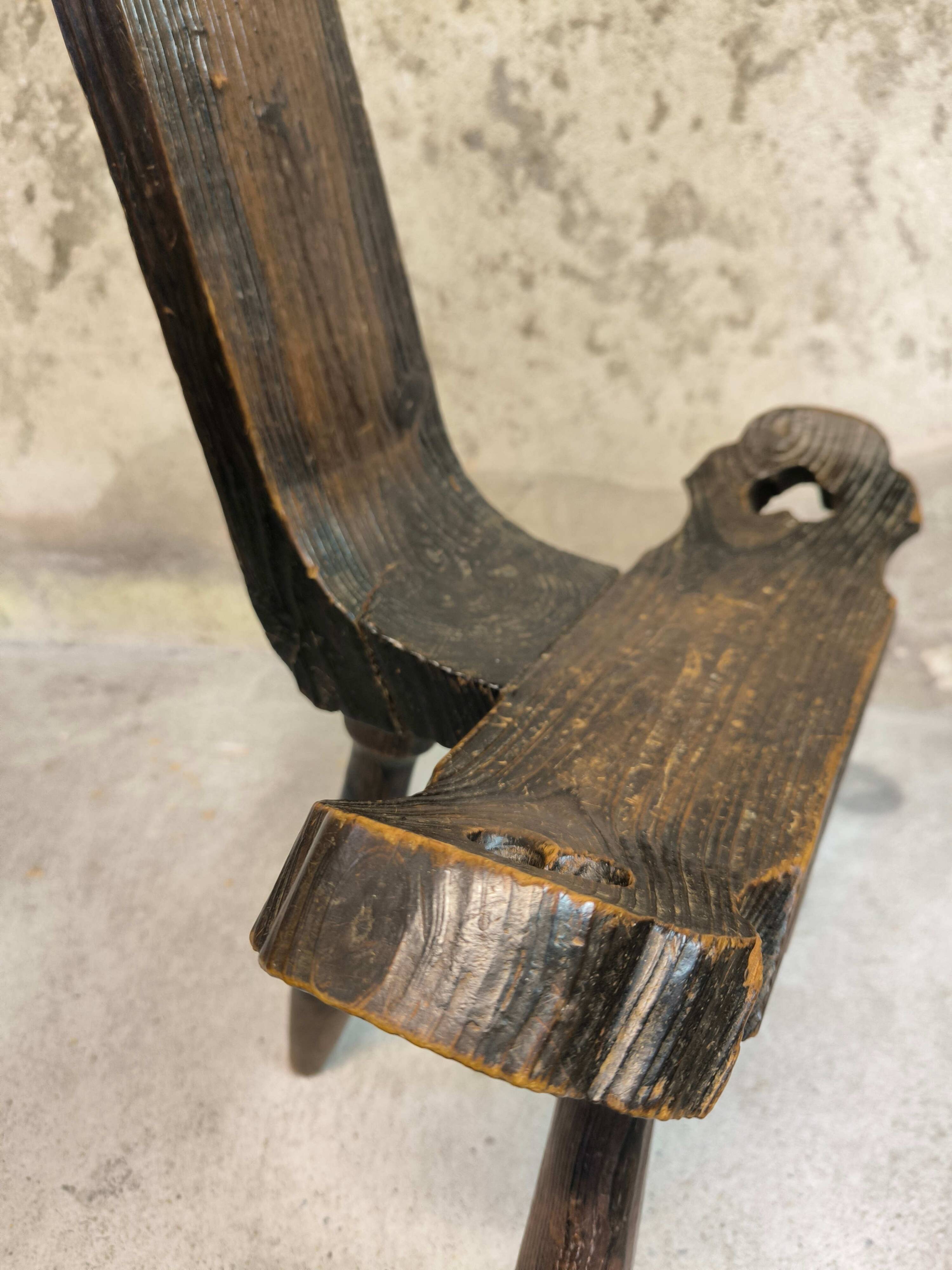 Chaise basse tripode brutaliste en bois