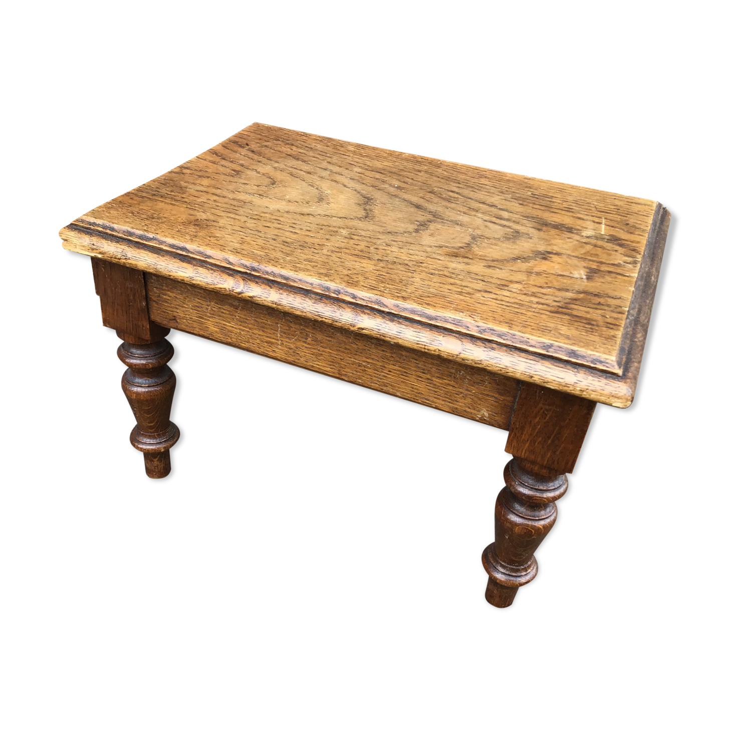 Rests vintage oak feet