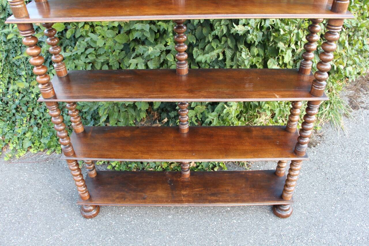 Grande étagère/bibliothèque en bois tourné